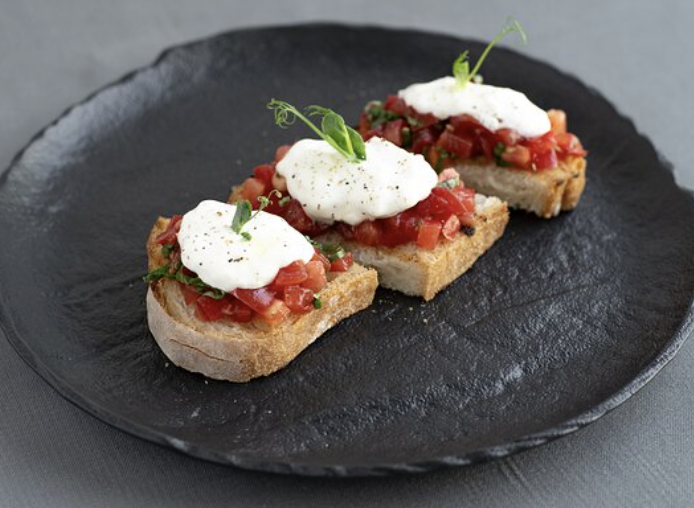 Брускетта со страчателлой и помидорами