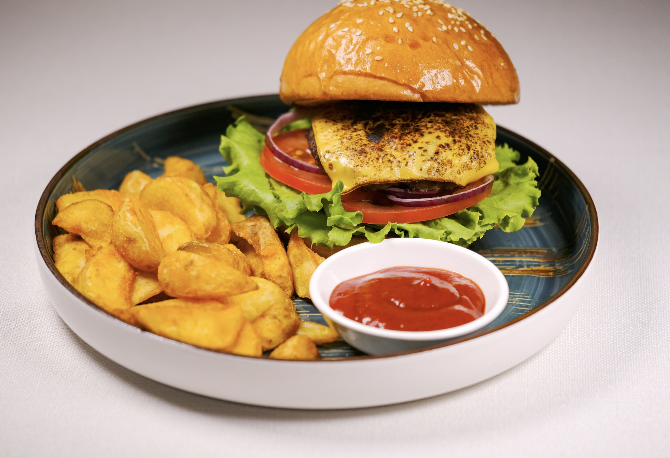 Чизбургер с картофелем по-деревенски курица